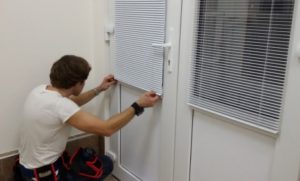 Установка рулонных жалюзи в Павловске