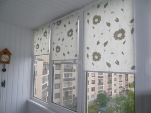 Установка рулонных штор на пластиковые окна в Павловске